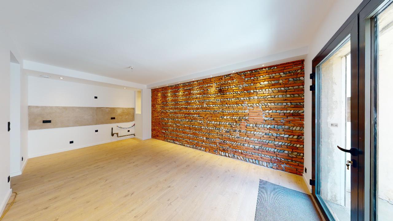 Moderne-Ancien-T2-Balcon-et-Cabanon-a-Patte-dOie-Urbanhouse360