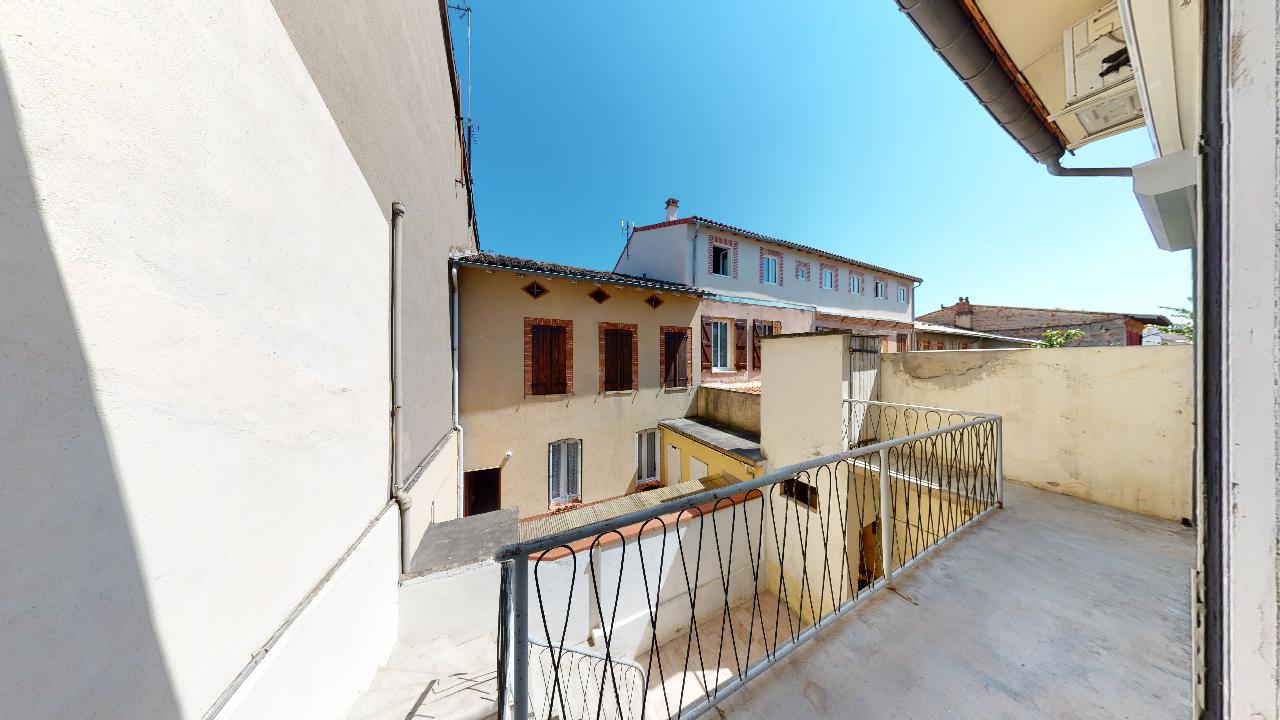 Moderne-Ancien-T2-Balcon-et-Cabanon-a-Patte-dOie-Urbanhouse360