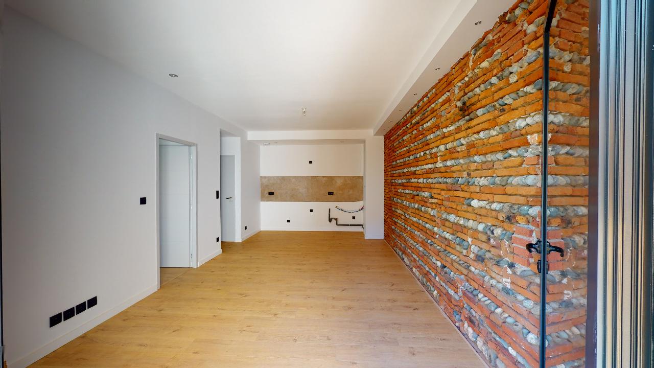 Moderne-Ancien-T2-Balcon-et-Cabanon-a-Patte-dOie-Urbanhouse360