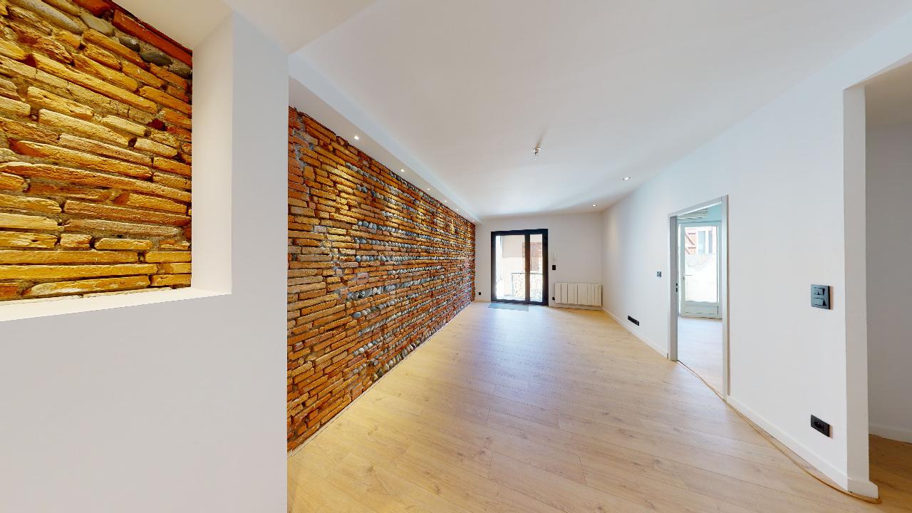 Moderne-Ancien-T2-Balcon-et-Cabanon-a-Patte-dOie-Urbanhouse360