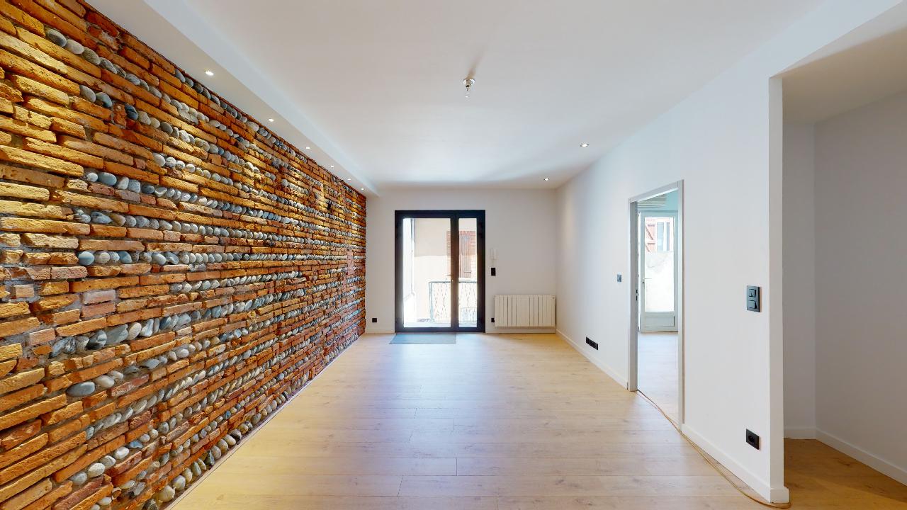 Moderne-Ancien-T2-Balcon-et-Cabanon-a-Patte-dOie-Urbanhouse360