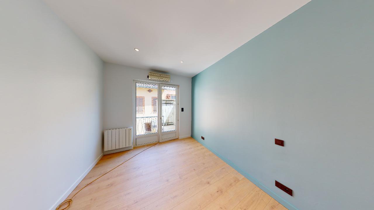 Moderne-Ancien-T2-Balcon-et-Cabanon-a-Patte-dOie-Urbanhouse360