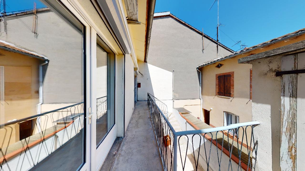 Moderne-Ancien-T2-Balcon-et-Cabanon-a-Patte-dOie-Urbanhouse360