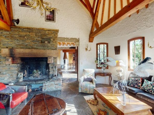 Le-Manoir-de-Plantaurel-cheminee-salon