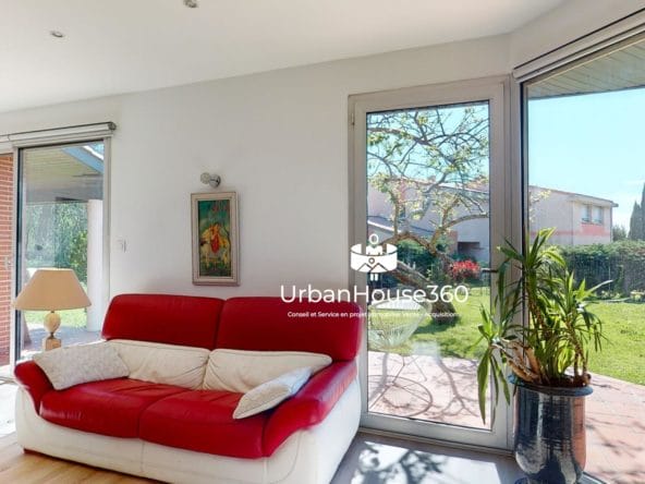 Lumineuse-Villa-sejour-dechemdroite