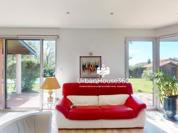 Lumineuse-Villa-sejour-facecanape